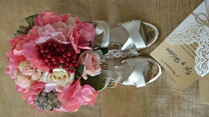 Feliz con mi ramo, zapatos y invitación - 2