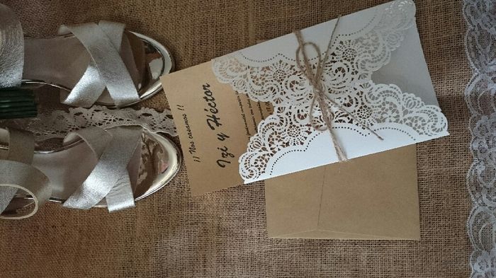 Feliz con mi ramo, zapatos y invitación - 3