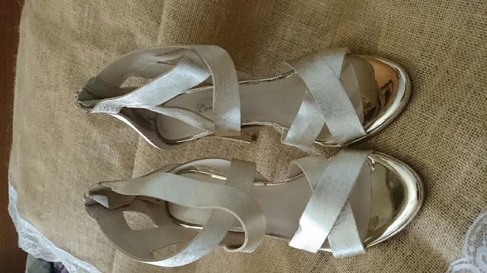 Feliz con mi ramo, zapatos y invitación - 4