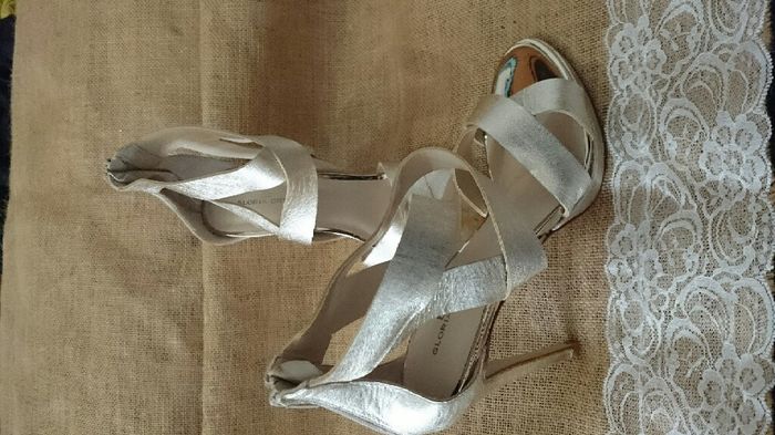 Feliz con mi ramo, zapatos y invitación - 5
