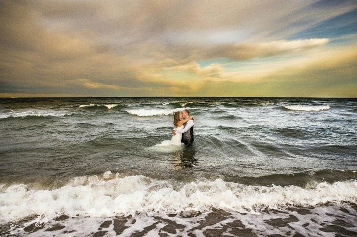 Vestido de novia y agua del mar... - 1