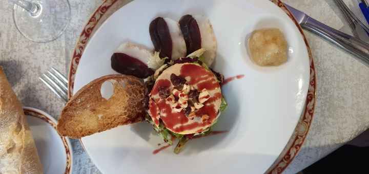 Ensalada de foie demi-cuit con jamón de pato con confitura de pera.