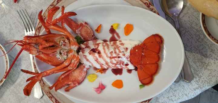 Ensalada de bogavante con salsa de almendras.