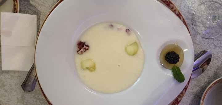 Crema de melón con virutas de jamón ibérico.