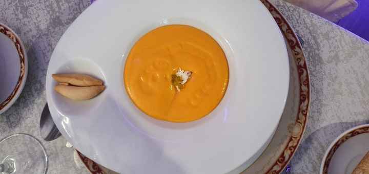 Salmorejo con crujiente de Ibérico, huevo y perlas de aceite.