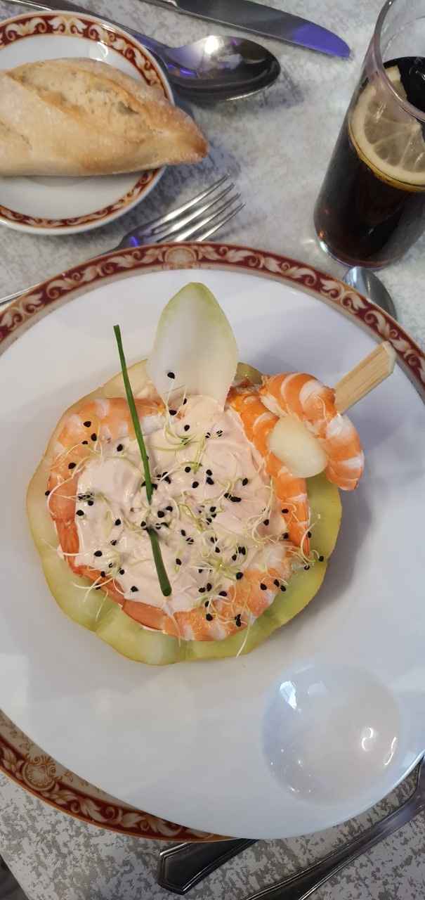  Cóctel de marisco en cuna de melón.