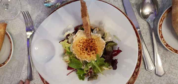 Ensalada de queso de cabra y confitura de higos.
