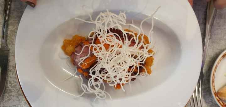 Pulpo con mojo rojo y puré de patata al pimentón.