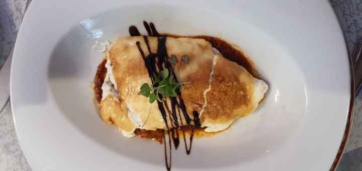 Milhoja de lubina con farsa de langostinos y romesco