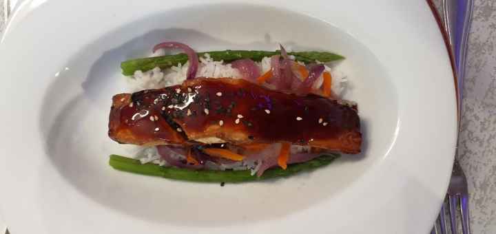Salmón marinado con soja y verduritas al vapor