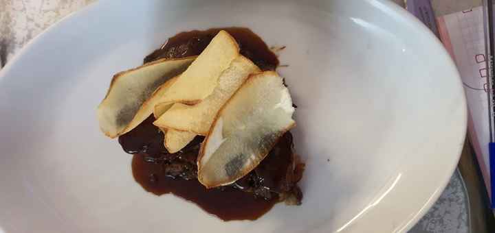 Rabo de toro relleno de foie.