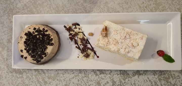 Milhoja de almendras con helado cremoso (de cremoso no tenía nada )