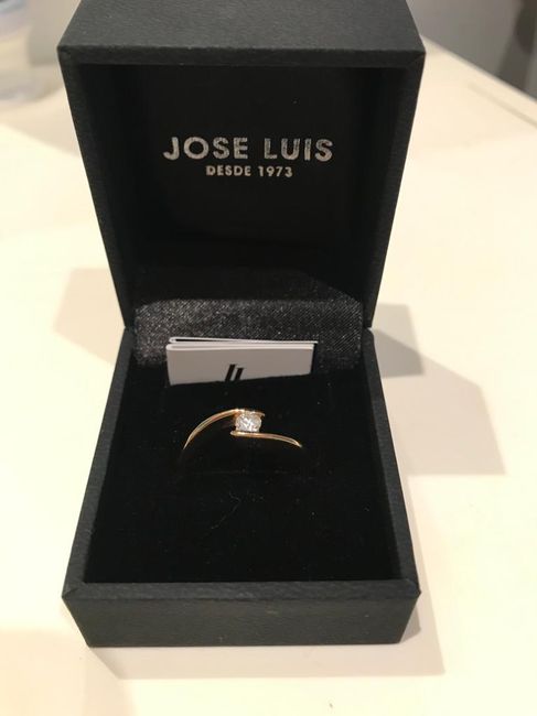 ¡Comenta si tu anillo de pedida se parece o no al de Cris! 💍 2