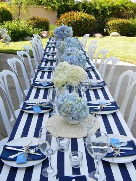 Decoración de mesa con azules