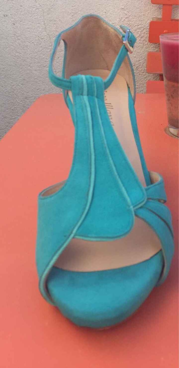 Necesito encontrar unos zapatos azules - 1
