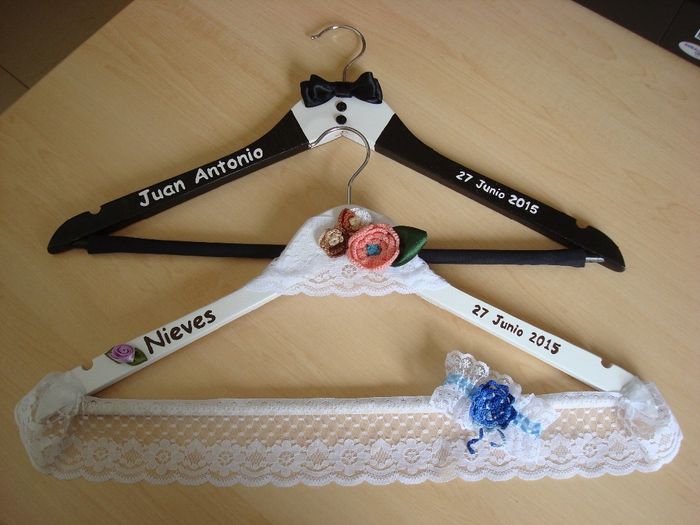 Las perchas de nuestros trajes de novios
