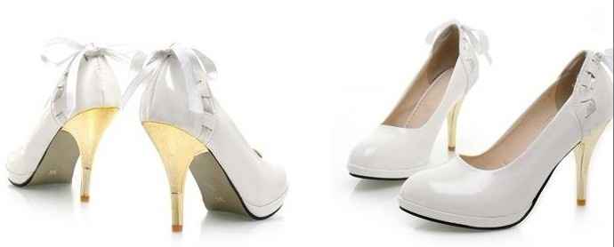 Zapatos blancos con tacones dorados!