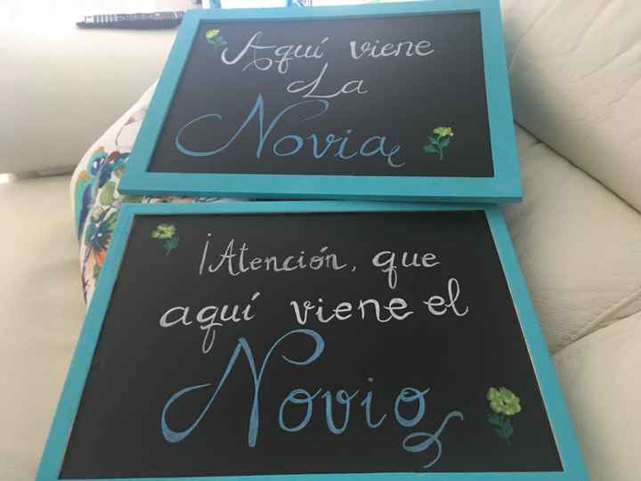 Láminas de huellas y cartel de aquí llega la novia - 1