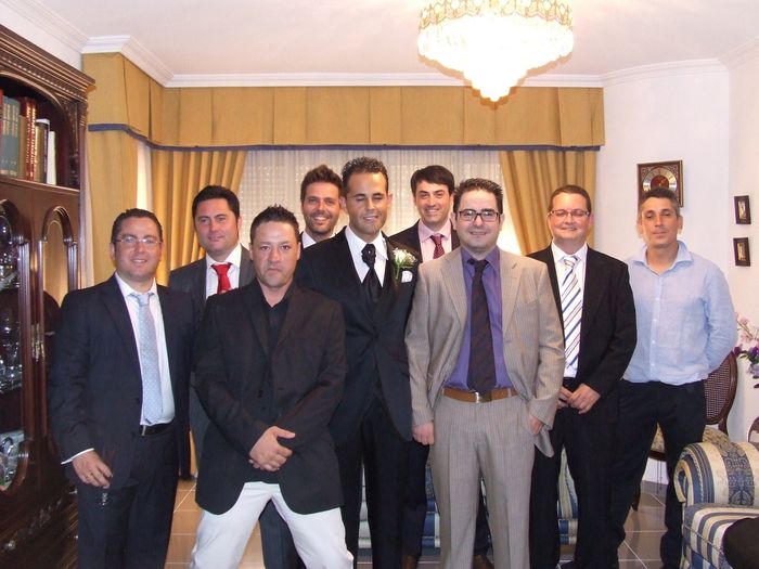 MI MARIDO CON SUS AMIGOS ANTES DE IR A LA  IGLESIA