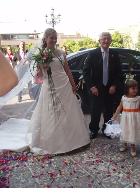 saliendo del coche en la iglesia