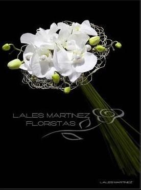 Ramo de orqu&iacute;deas blancas holandesas, son de un tama&ntilde;o m&aacute;s peque&ntilde;o que las normales. El bouquet est&aacute; confeccionado sobre una estructura met&aacute;lica, en la que me van a engastar piedras de Svaroski para que haga juego con mi aderezo de brillantes.