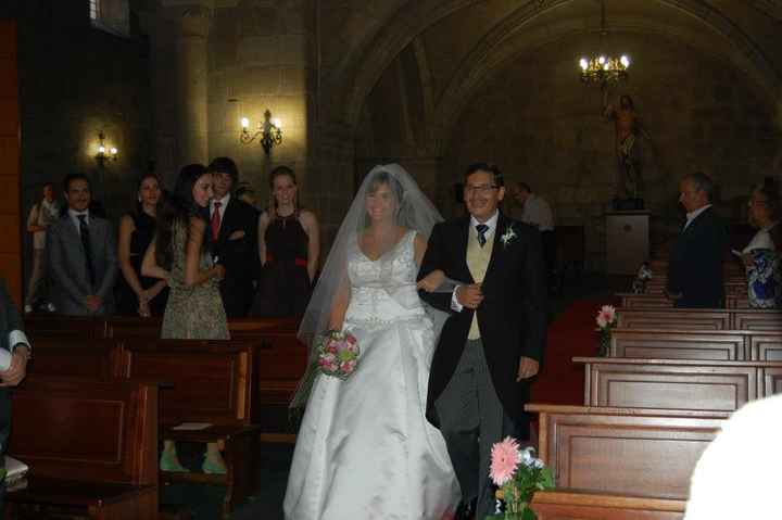 llendo de la mano del padrino al altar