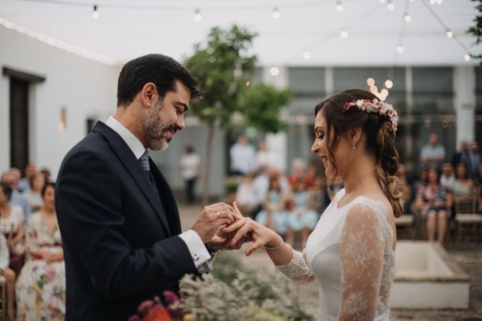 El momento anillos, que casi se le pasa al oficiante, que desastre! jajaja