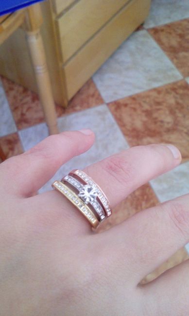mi anillo, es de oro amarillo, oro blanco y oro rosa con circonitas. me lo regaló el día que cumplía