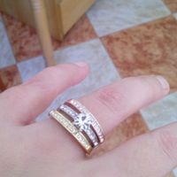 mi anillo, es de oro amarillo, oro blanco y oro rosa con circonitas. me lo regaló el día que cumplía