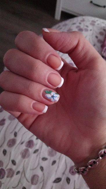 ¿Manicura francesa o potencia de color? 💅 - 1