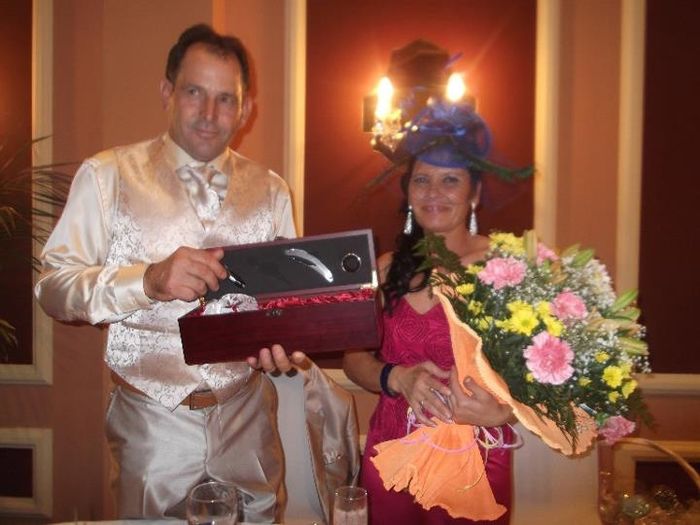 mis padres con sus regalitos