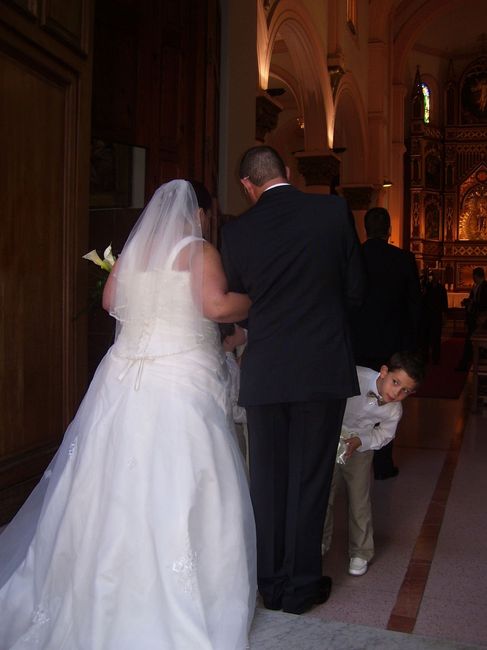 al entrar en la iglesia