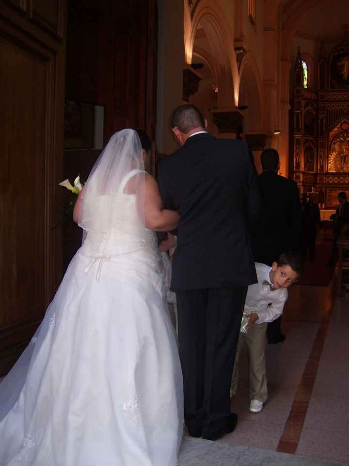 al entrar en la iglesia