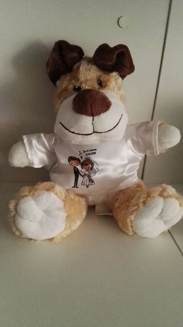 en la camiseta hay unos novios, nuestros nombre y la fecha de la boda :D