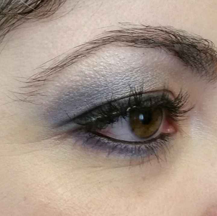 ojo azul con eyer liner negro