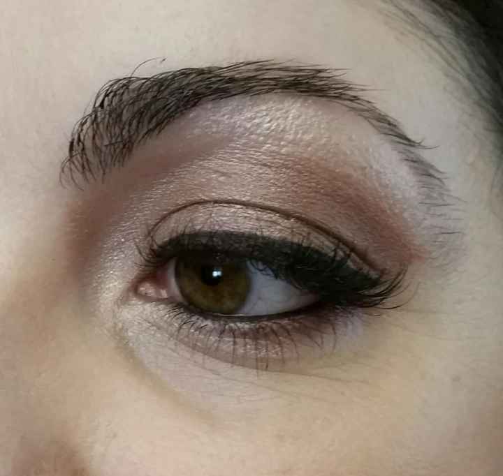 marrón rojizo con eyer liner negro