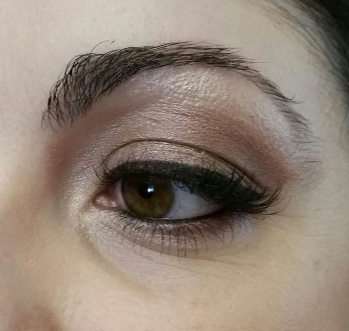 marrón rojizo con eyer liner negro