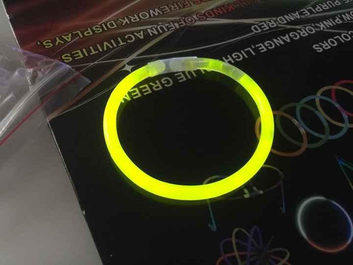 Barrita fluorescente hecha pulsera con el conector y ya luciendo