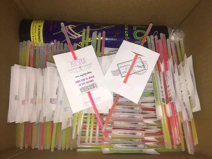 Pulseras con sus tarjetas personalizadas
