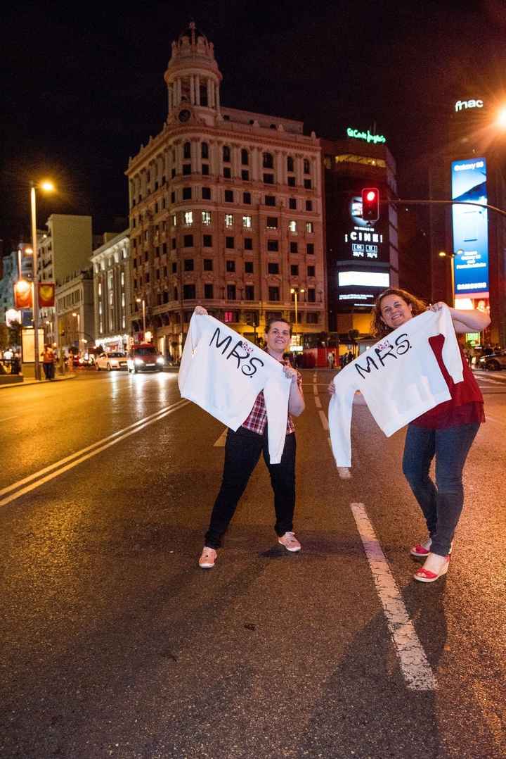 Mostrando nuestras sudaderas MRS a la Gran Vía madrileña