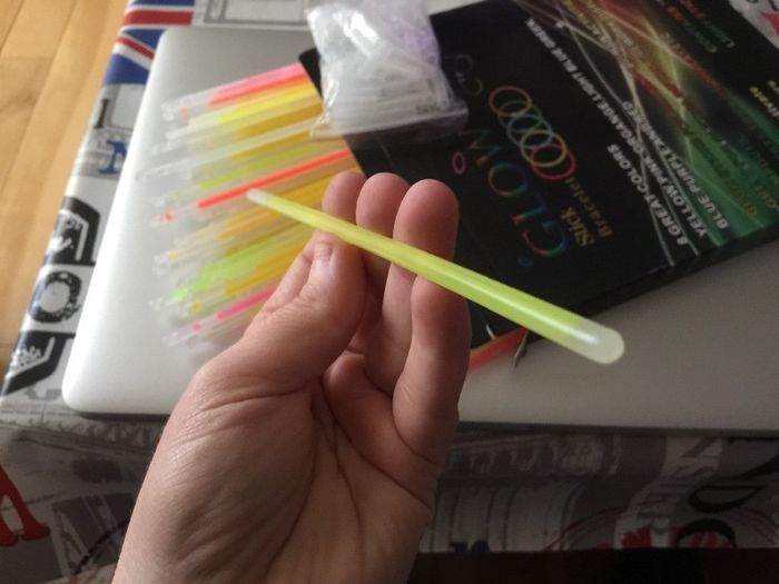 Barrita fluorescente que debe doblarse para lucir
