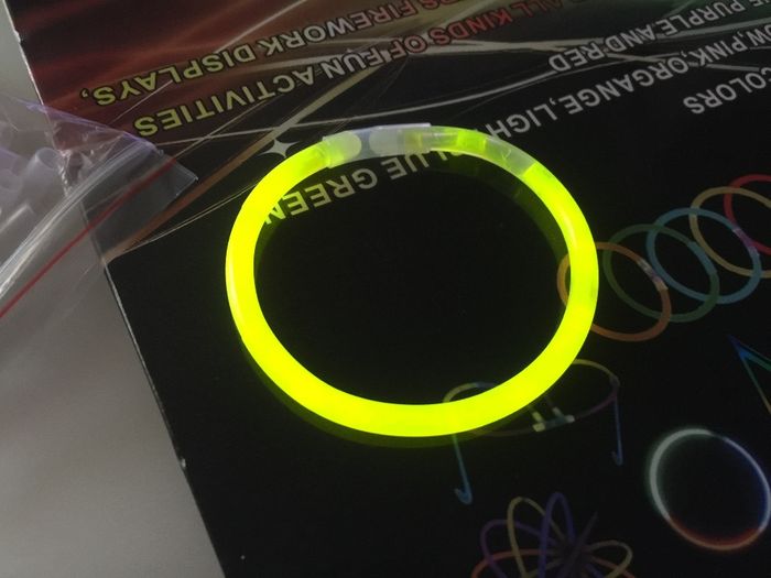 Barrita fluorescente hecha pulsera con el conector y ya luciendo