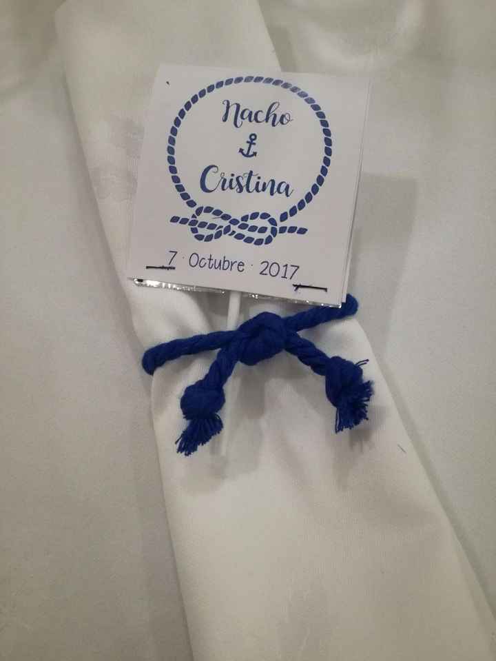 nuestras piruletas de agradecimiento ( eran azules a corde con la tematica de la boda)
