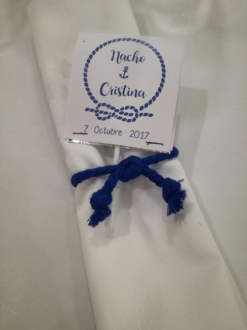 nuestras piruletas de agradecimiento ( eran azules a corde con la tematica de la boda)