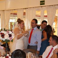 Entrega de figura de los novios de la tarta a mi primo