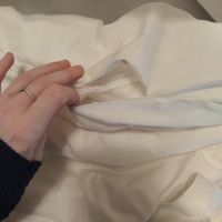 Costuras rotas por la zona de la cremallera que OS ASEGURO que cuando me guardaron MI VESTIDO NO EST