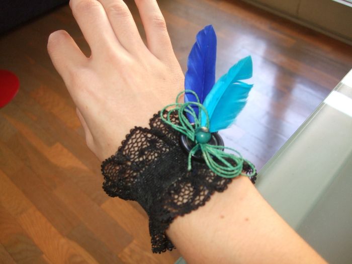 con dos plumas