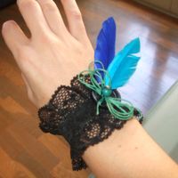 con dos plumas