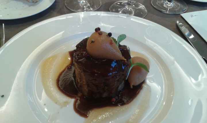 Timbal de pato con peras especiadas y puré de pomáceas