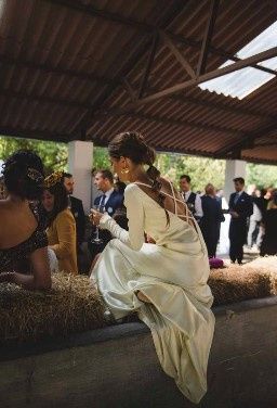 Magnifico escote en la espalda en esye vestido de satén de Alicia Rueda